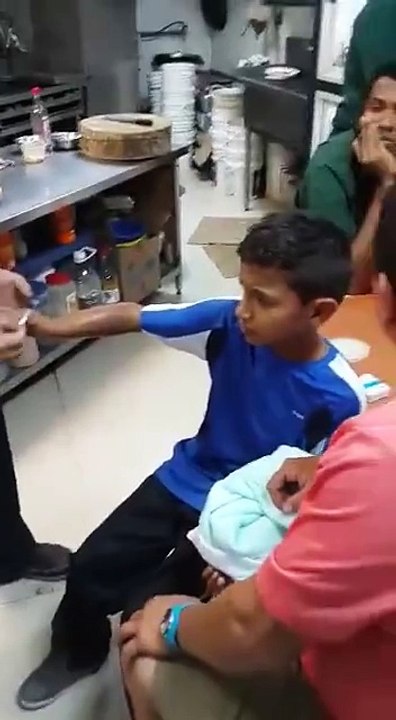 Pour remettre en place les os cassés du bras d'un gamin, ce médecin utilise une technique incroyable