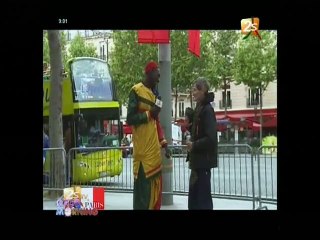 YORO se moque du vieux toubab qui n'a aucune dent