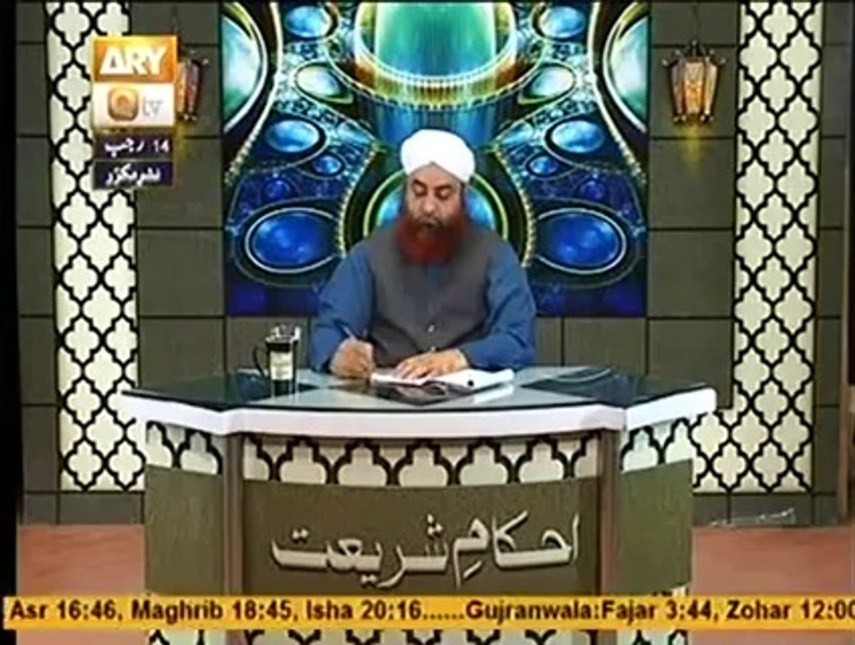 جب عورتیں نماز پڑھیں تو کیا ان کے لئے موزہ پہننا ضروری ہے؟