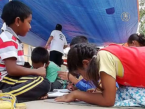 В Непале дети учатся в палатках из-за землетрясения