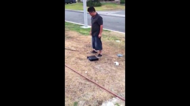 Un père oblige son fils à détruire sa Xbox !!
