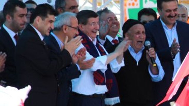 Başbakan'ın Elinden Mikrofonu Alan 78'lik Dede Oy İstedi