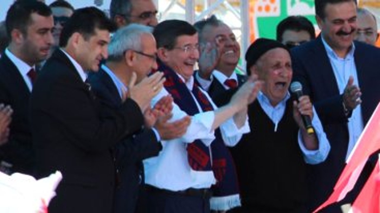 Başbakan'ın Elinden Mikrofonu Alan 78'lik Dede Oy İstedi