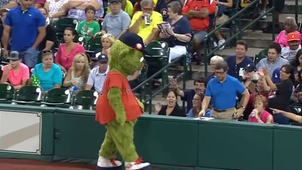 Mascote provoca segurança e é humilhado na dança