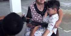 Küçük Kızın Karnı Makarna Makinesine Sıkıştı