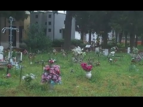 Aversa (CE) - Il cimitero in preda alle erbacce (17.05.15)