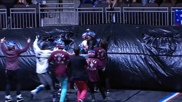 Ryan Williams réussit le premier triple backflip de l'histoire trottinette