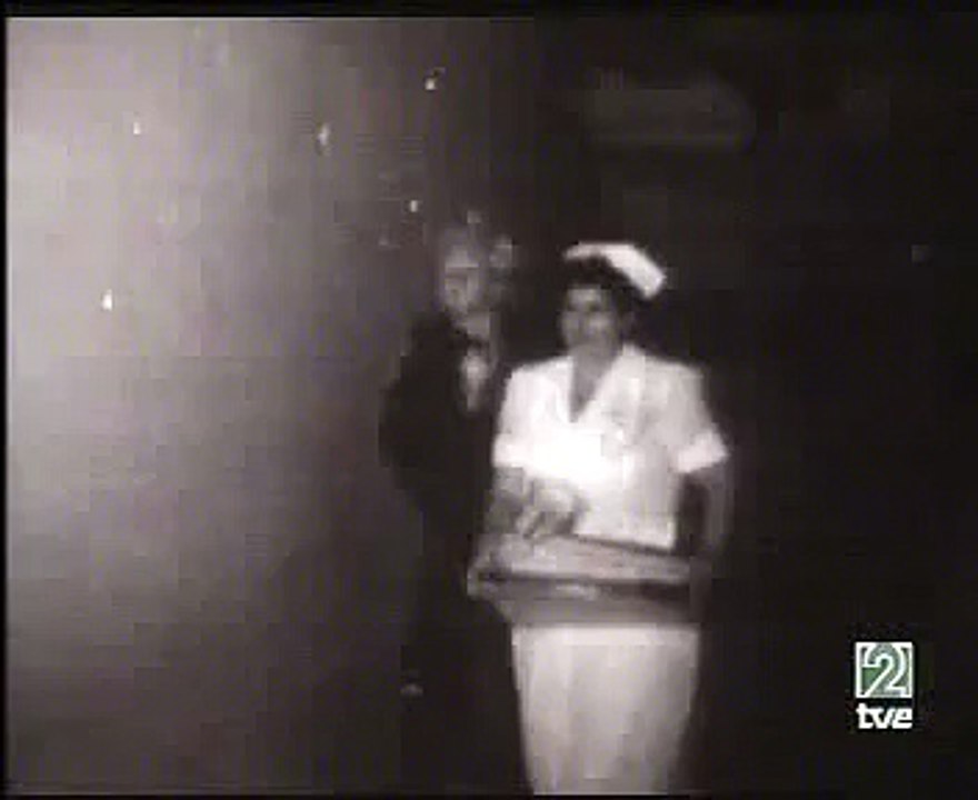 Marilyn leaving Cedars of Lebanon Hospital (Nov.12, 1954)