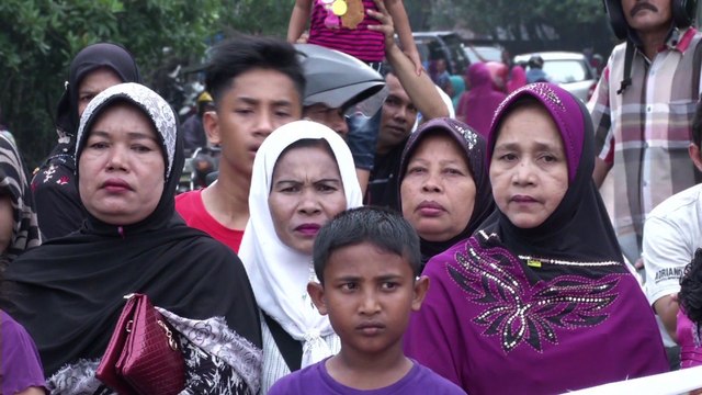 En Indonésie, les habitants affluent pour aider les migrants