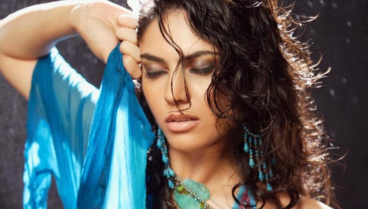 Gorgeous Tamil Actress Sherin Latest Spicy  deep navel