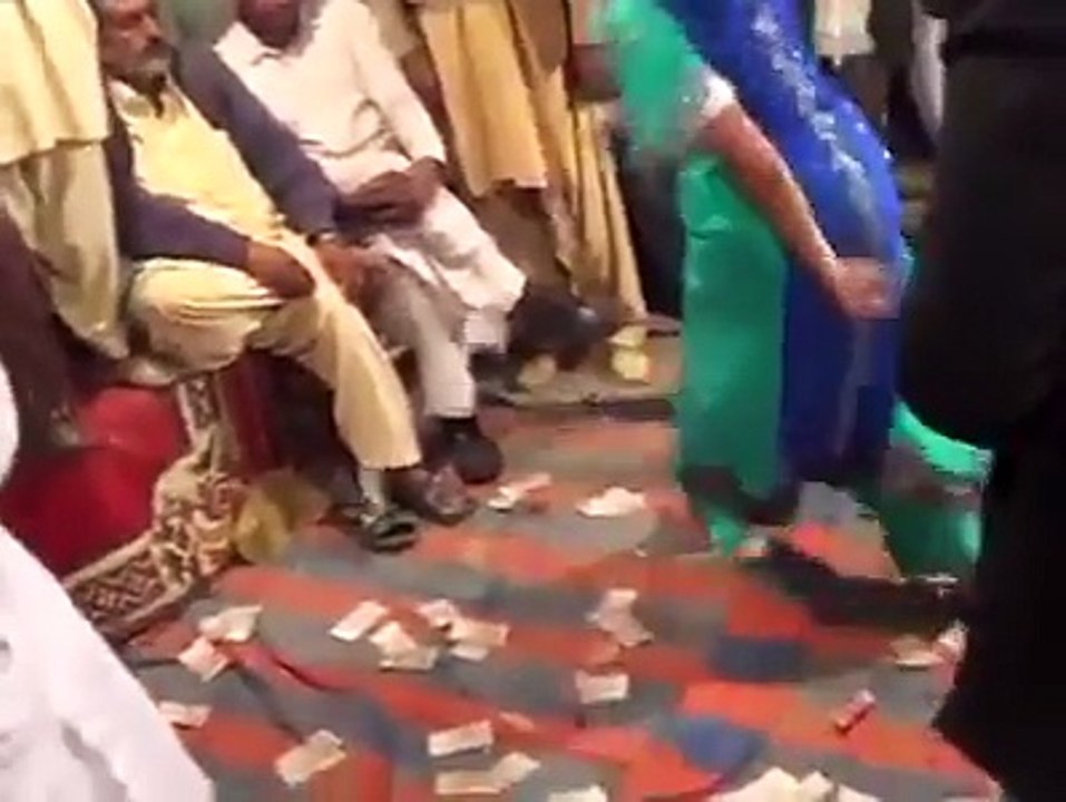 آئمہ خان کی اس ویڈیو پر لوگوں نے ہزاروں روپے پانی کردہئے ویڈیو دیکھیں