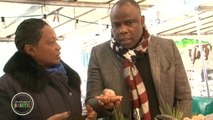 Babette au marché avec Basile Boli