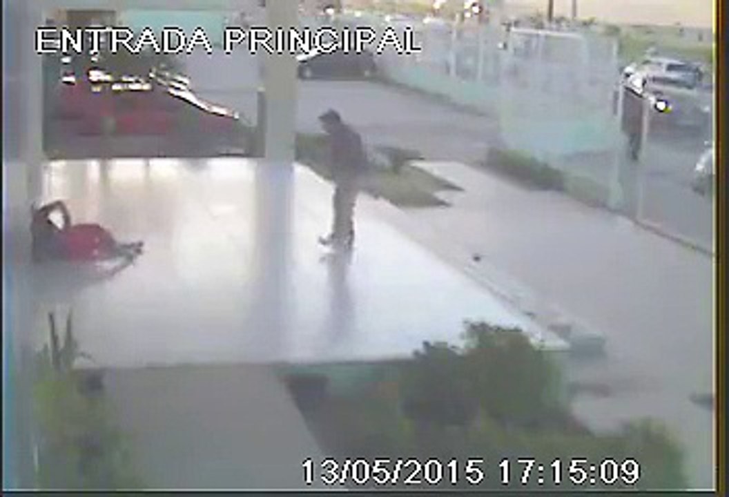Vídeo do circuito interno da faculdade FIC/Estácio de Sá mostra policial sendo baleado