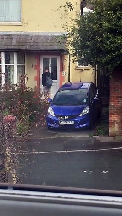 Il invite son potes chez lui mais lui donne l'adresse de son voisin