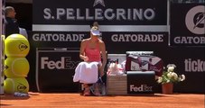 Un ramasseur de balles tombe derrière Sharapova - WTA Rome