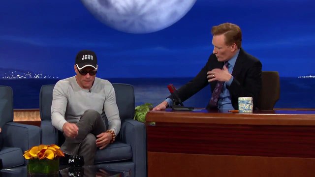 Jean-Claude Van Damme recrée la scène culte de Kickboxer