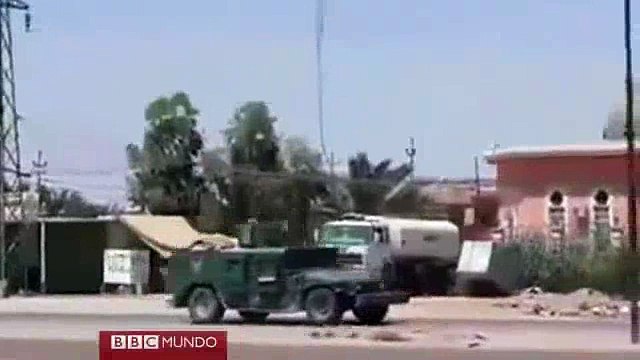 Soldados iraquíes huyen ante el avance de Estado Islámico