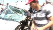 Diyarbakır - Kazada Araçta Sıkışan Sürücüye Yoldan Geçen Doktor Müdahale Etti