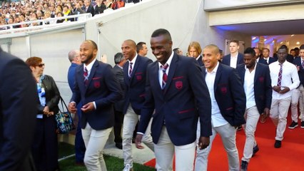 L'arrivée des Girondins sur la pelouse pour l'inauguration du Nouveau Stade de Bordeaux