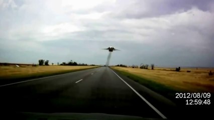 Crazy Fighter Plane Goes Over My Car ! - Истребитель по Встречке - ЖЕСТЬ !
