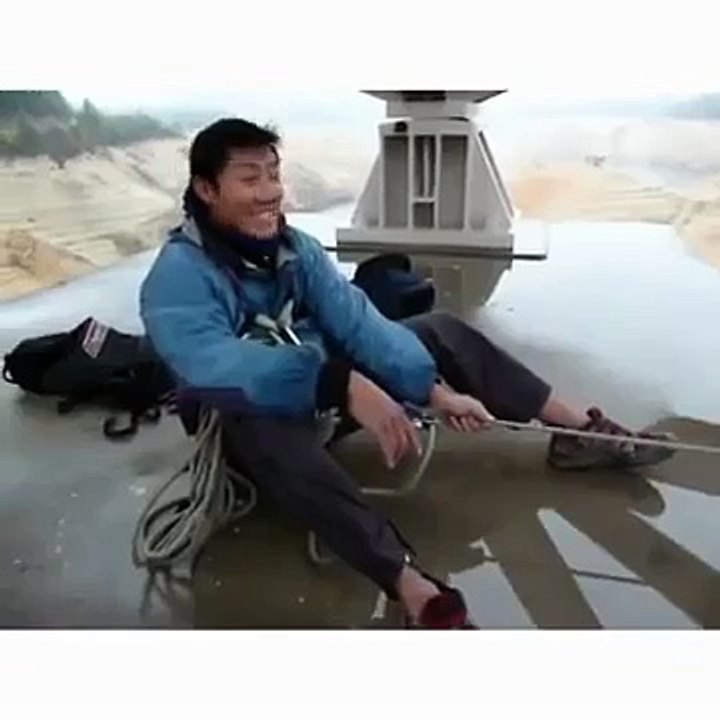 jump this men is crazy can u believe