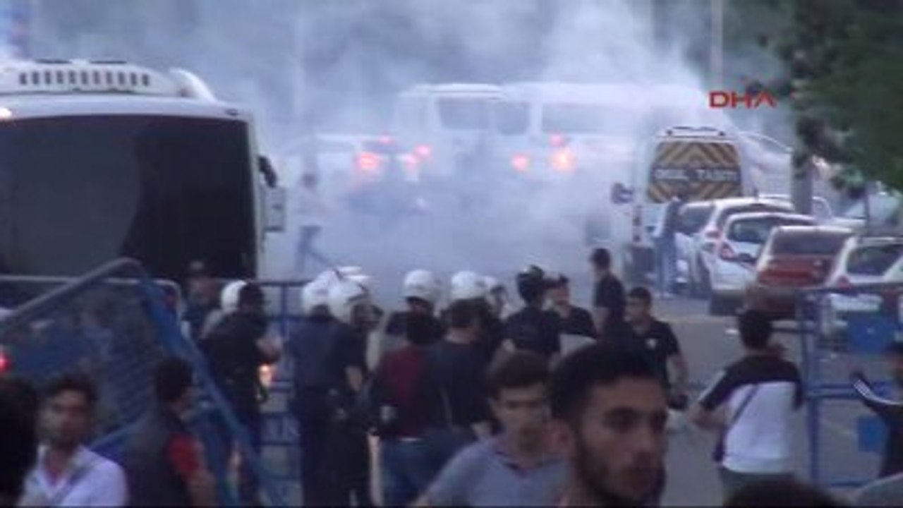 Diyarbakır - Yeni Diyarbakırspor Maçında Binlerce Taraftar Sahaya İndi Maç Yarıda Kaldı - 2