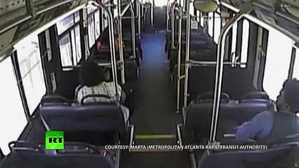 Pasajeros escapan en el momento exacto de un autobús antes de chocar con un tren