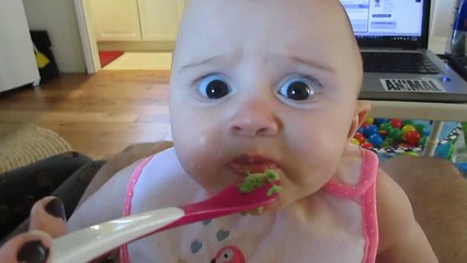 Малыш впервые ест авокадо