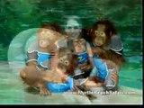 Suyia, l'orango che ama nuotare sott'acqua