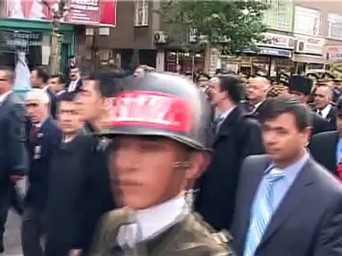 DİYARBAKIR DA RESMİ TÖREN ASKER VE POLİS YÜRÜYÜŞ YAPTI RESMİ TÖREN