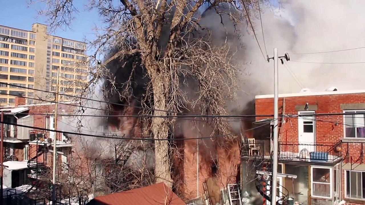 Firemen trapped on roof at fatal fire - Pompiers pris sur le toit feu 3e alarme