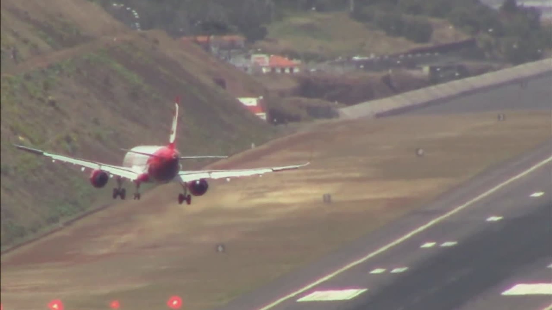 強風にあおられる 飛行機の離着陸が難しい空港 Video Dailymotion