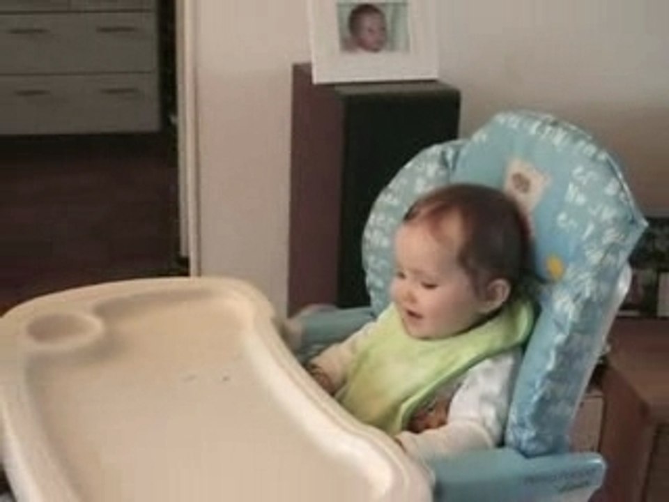 bebe mort de rire...