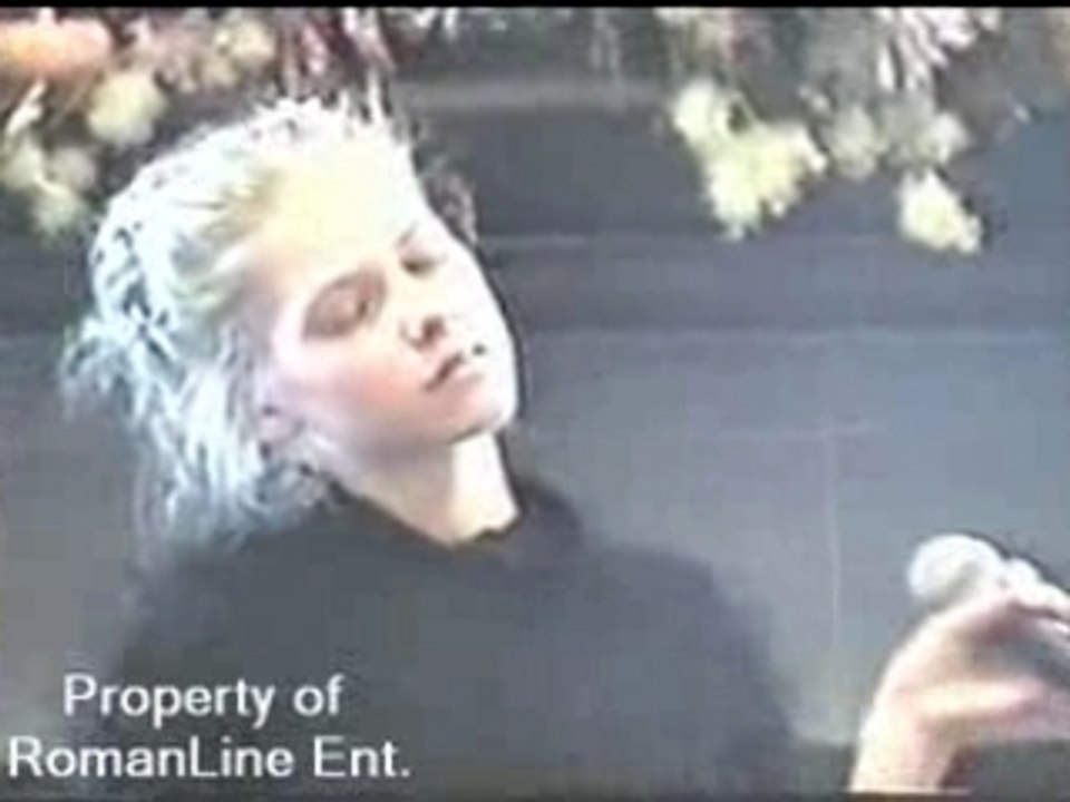 Avril Lavigne Bookstore Performance 2001