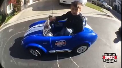 Cet enfant de 3 ans se croit dans Fast & Furious !