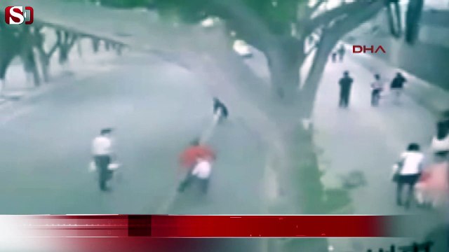 İstinat duvarı yayaların üstüne çöktü!