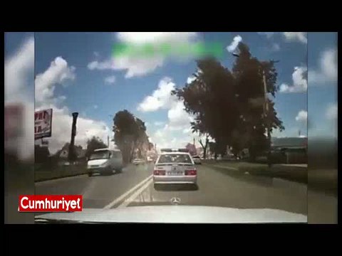 Makas atan otomobil kafa kafaya çarpıştı