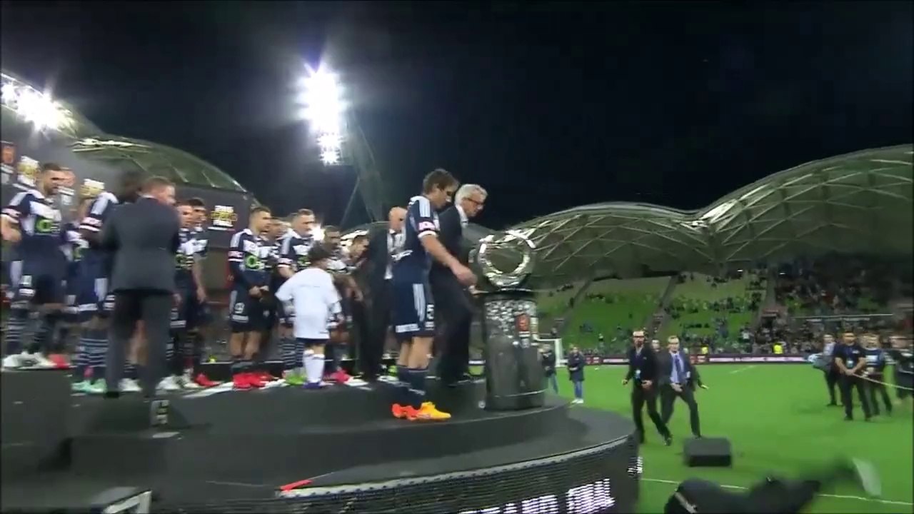 Chute violente du président de la fédération Frank Lowy lors de la remise de la coupe au capitaine