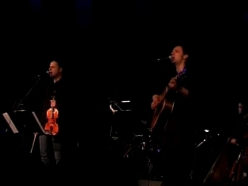 Kosmos paï ki erxetai