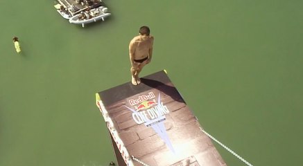 Steven LoBue smashes his head on the platform !