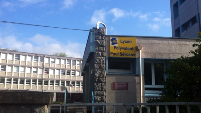 Manifestation des parents et élus de Berrien