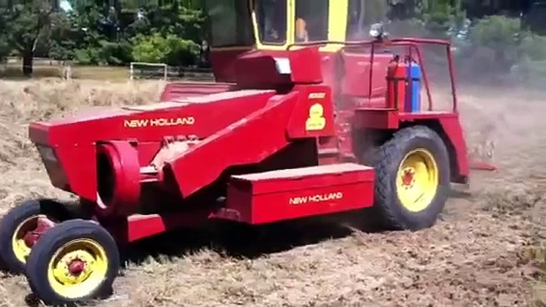 New holland 1426 self propelled small square baler 2011 - video Dailymotion
