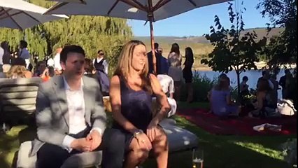 Quand ta copine tente d'attraper le bouquet de la mariée... LOL