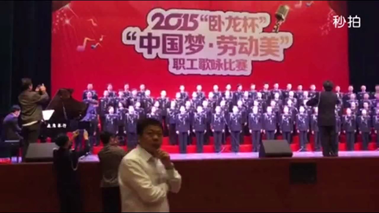 A stage collapse while singing a song on stage