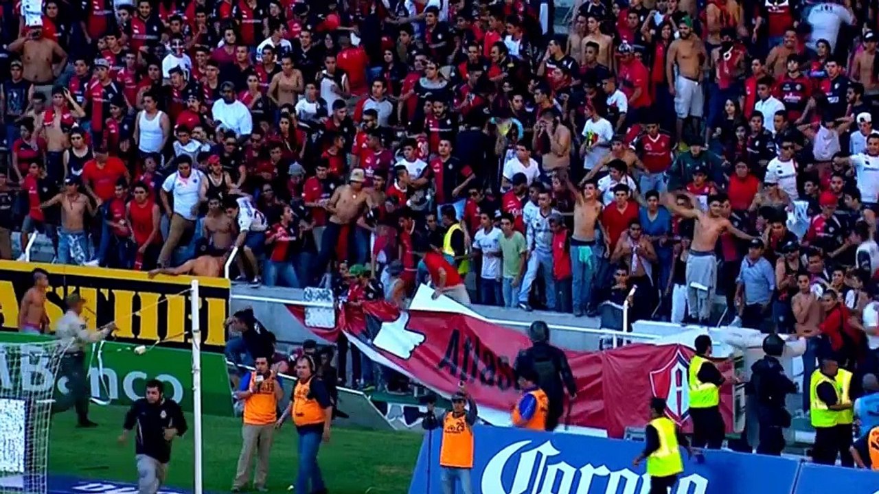 Liga MX: Skandal-Derby! Fans stürmen Platz