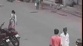 OMG !!! Chain Snatching on the road from a woman