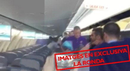 Celebració de la Lliga dins l'avió del FCB 17-5-15