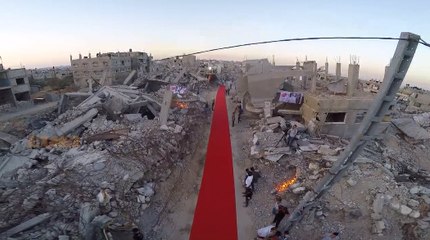 Un tapis rouge au milieu des ruines à Gaza