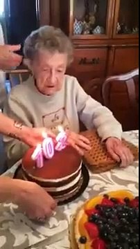 A 102 ans elle perd ses dents en soufflant sur ses bougies d'anniversaire