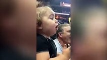 شاهد ردة فعل الطفلة حين شاهدت مباراة كرة السلة للمرة الأولى مباشرةً من الملعب